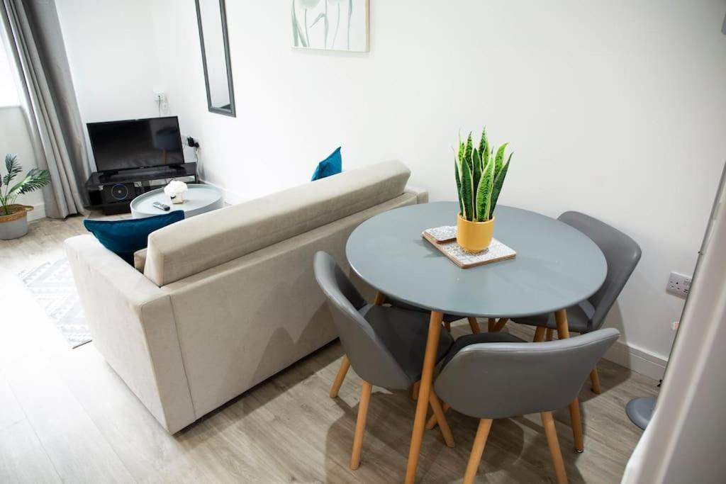 Bridge House Apartments - Free Parking Shottery Экстерьер фото