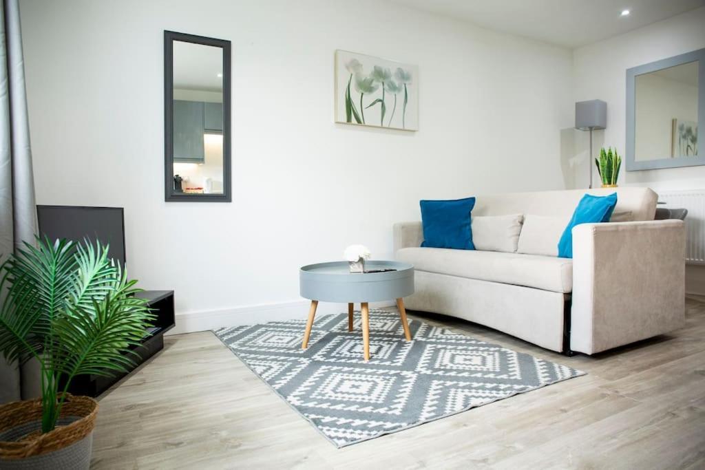Bridge House Apartments - Free Parking Shottery Экстерьер фото