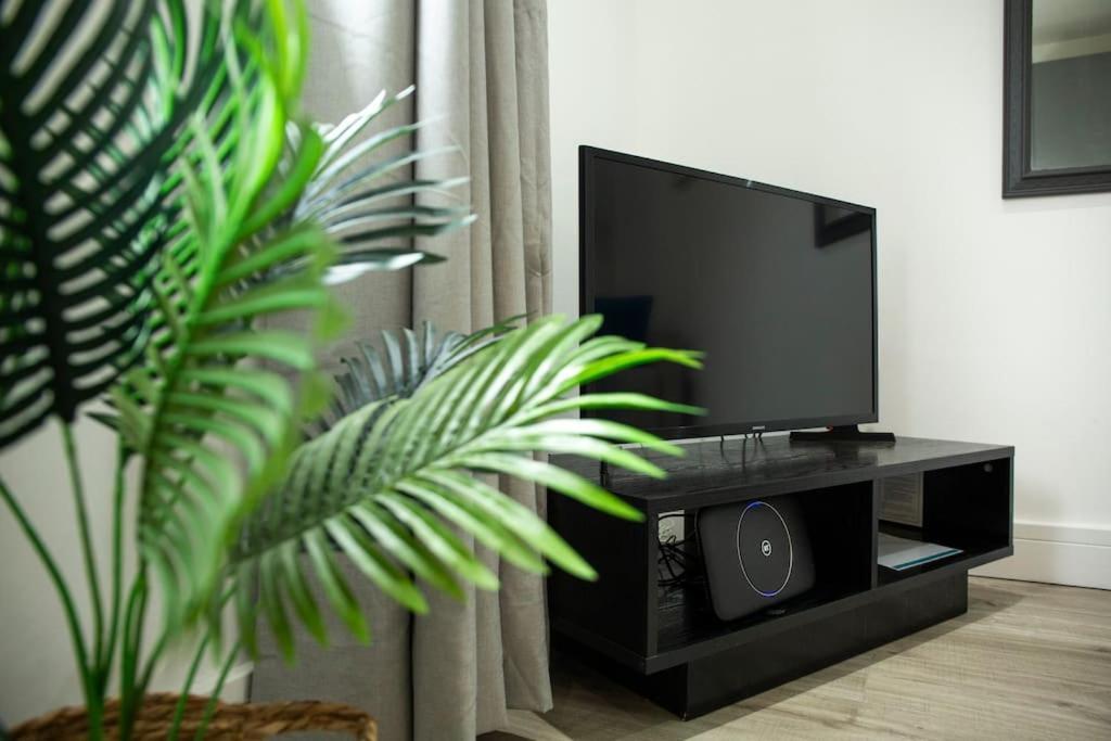 Bridge House Apartments - Free Parking Shottery Экстерьер фото