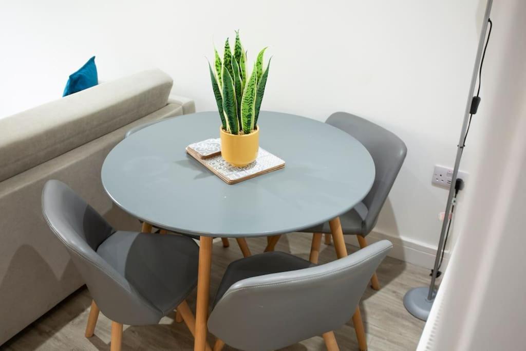 Bridge House Apartments - Free Parking Shottery Экстерьер фото