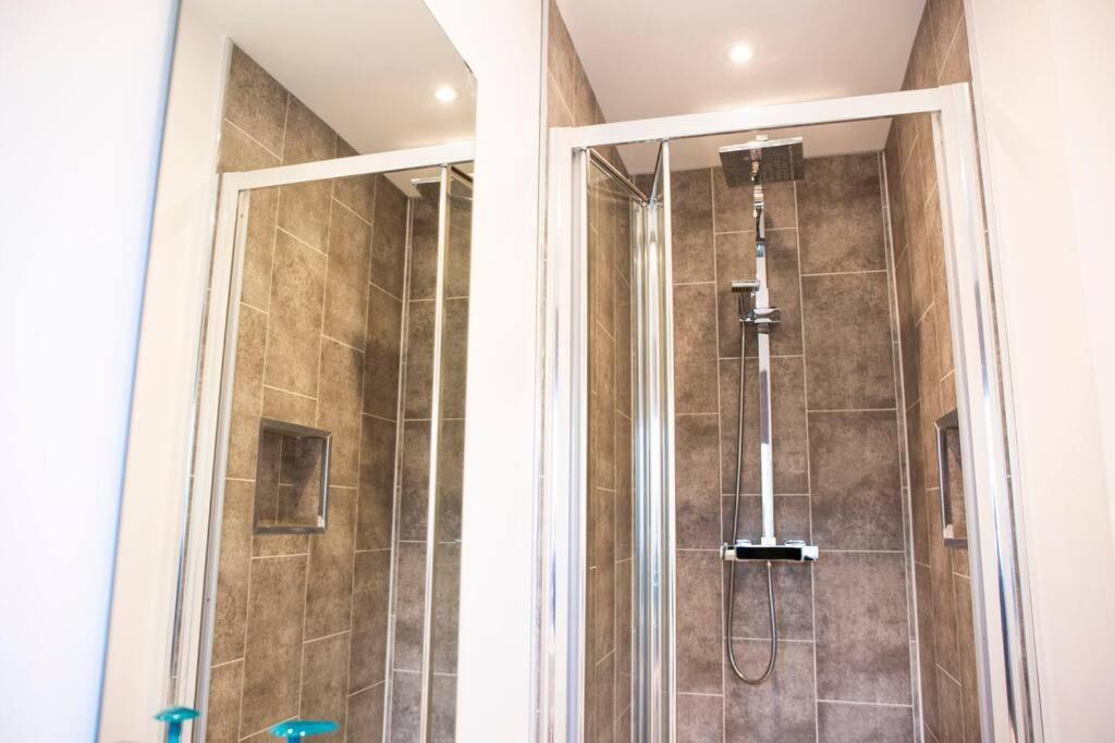 Bridge House Apartments - Free Parking Shottery Экстерьер фото