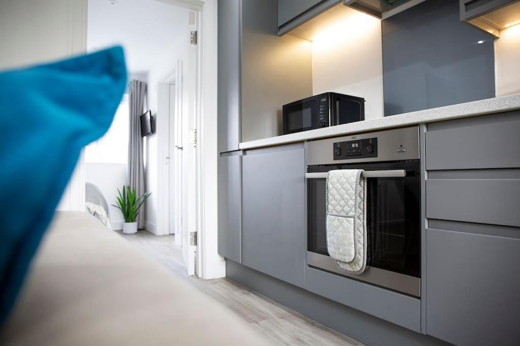 Bridge House Apartments - Free Parking Shottery Экстерьер фото