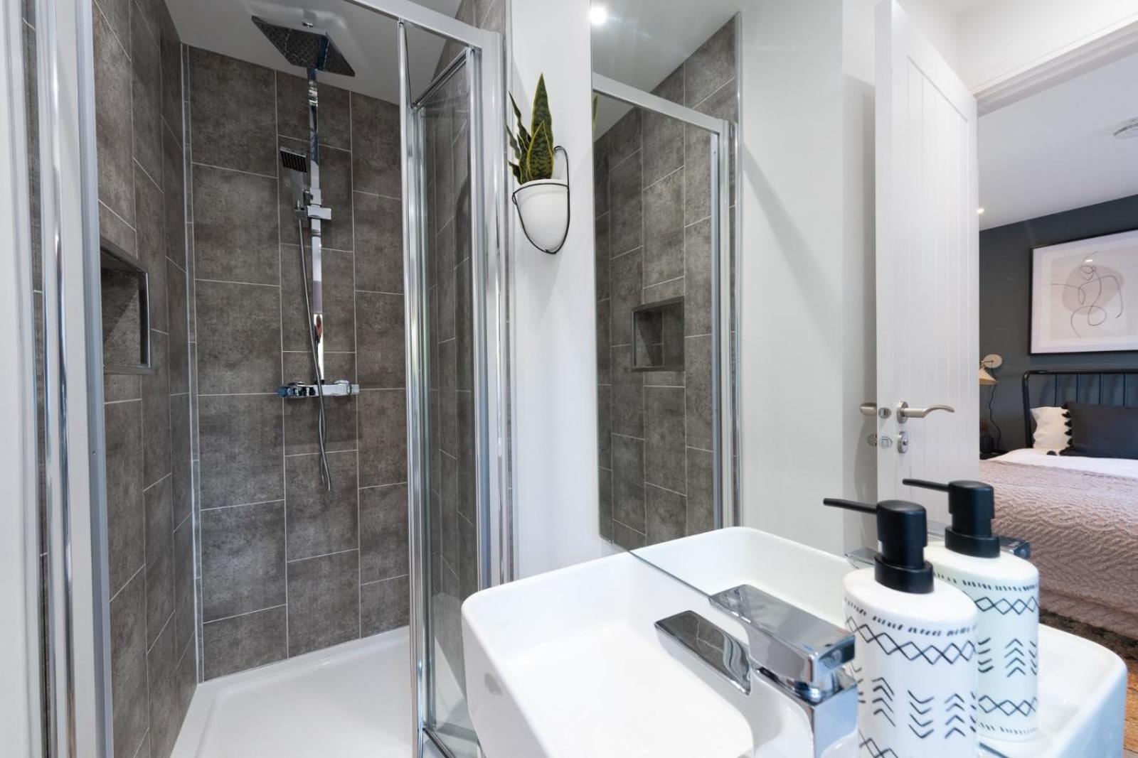 Bridge House Apartments - Free Parking Shottery Экстерьер фото